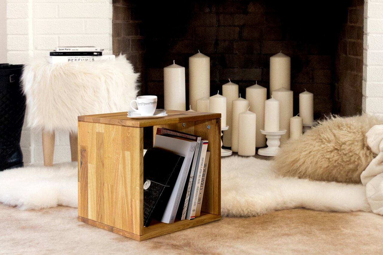 Holzregal 1x1 mit Büchern und einer Tasse auf der Oberseite, seitliche Perspektive