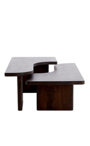 Moderner Couchtisch aus dunklem Holz mit geschwungenem Design, seitliche Perspektive.