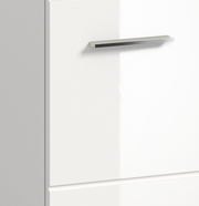 Nahaufnahme eines weißen Schranks mit silbernem Griff, seitliche Perspektive