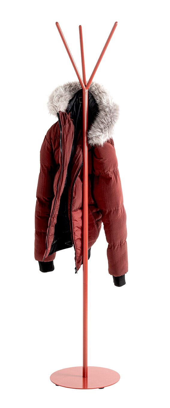 Roter Metall-Garderobenständer mit rundem Standfuß und drei Haken, frontal auf weißem Hintergrund, mit aufgehängter bordeauxroter Winterjacke mit Kunstfellkapuze