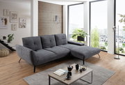 Graues Ecksofa in modernem Wohnzimmer mit Holzboden und großen Fenstern, seitliche Perspektive