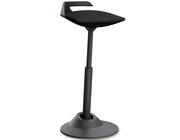 Ergonomische Sitz-Stehhilfe Aeris Muvman in seitlicher Perspektive, mit schwarzem Sitz und verstellbarem Standfuß.