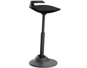 Ergonomische Sitz-Stehhilfe Aeris Muvman in seitlicher Perspektive, mit schwarzem Sitz und verstellbarem Standfuß.
