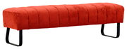 Rote 2er-Sitzbank mit gestepptem Stoffbezug und schwarzen Metallbeinen, seitliche Perspektive