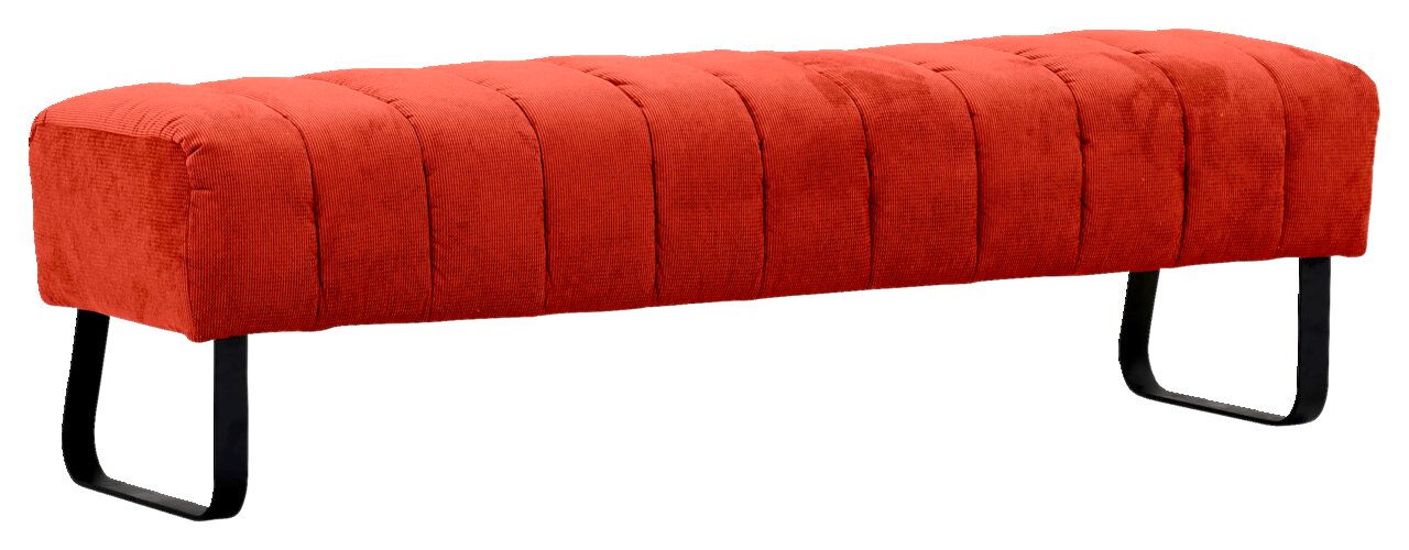Rote 2er-Sitzbank mit gestepptem Stoffbezug und schwarzen Metallbeinen, seitliche Perspektive