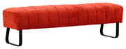 Rote 2er-Sitzbank mit gestepptem Stoffbezug und schwarzen Metallbeinen, seitliche Perspektive