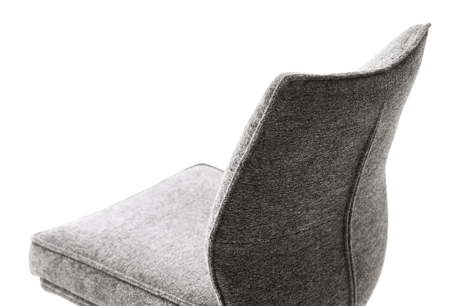 Grauer Stuhl mit gepolsterter Rückenlehne und Sitzfläche, seitliche Perspektive