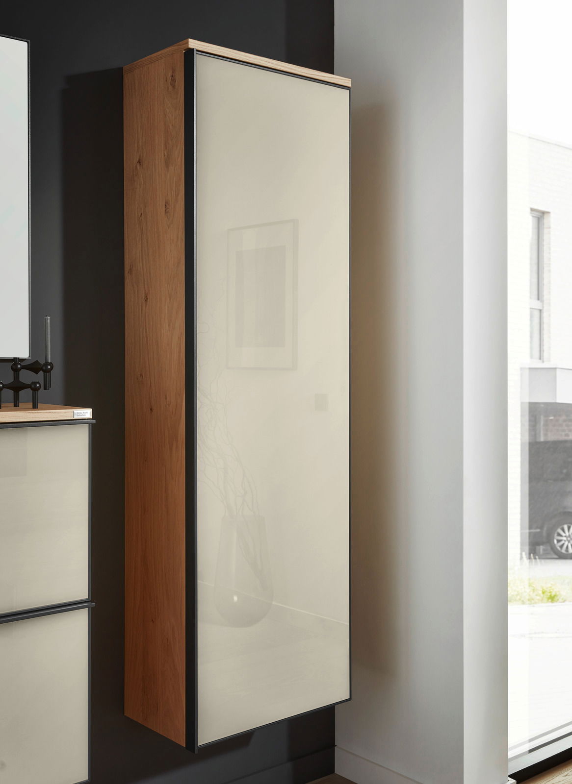 Hängender Garderobenschrank aus Holz mit glatter, heller Front, seitliche Perspektive