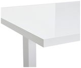 Weiße Tischplatte in Nahaufnahme, perspektivisch von der Ecke aus gesehen