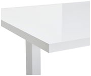 Weiße Tischplatte in Nahaufnahme, perspektivisch von der Ecke aus gesehen