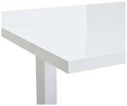 Weiße Tischplatte in Nahaufnahme, perspektivisch von der Ecke aus gesehen