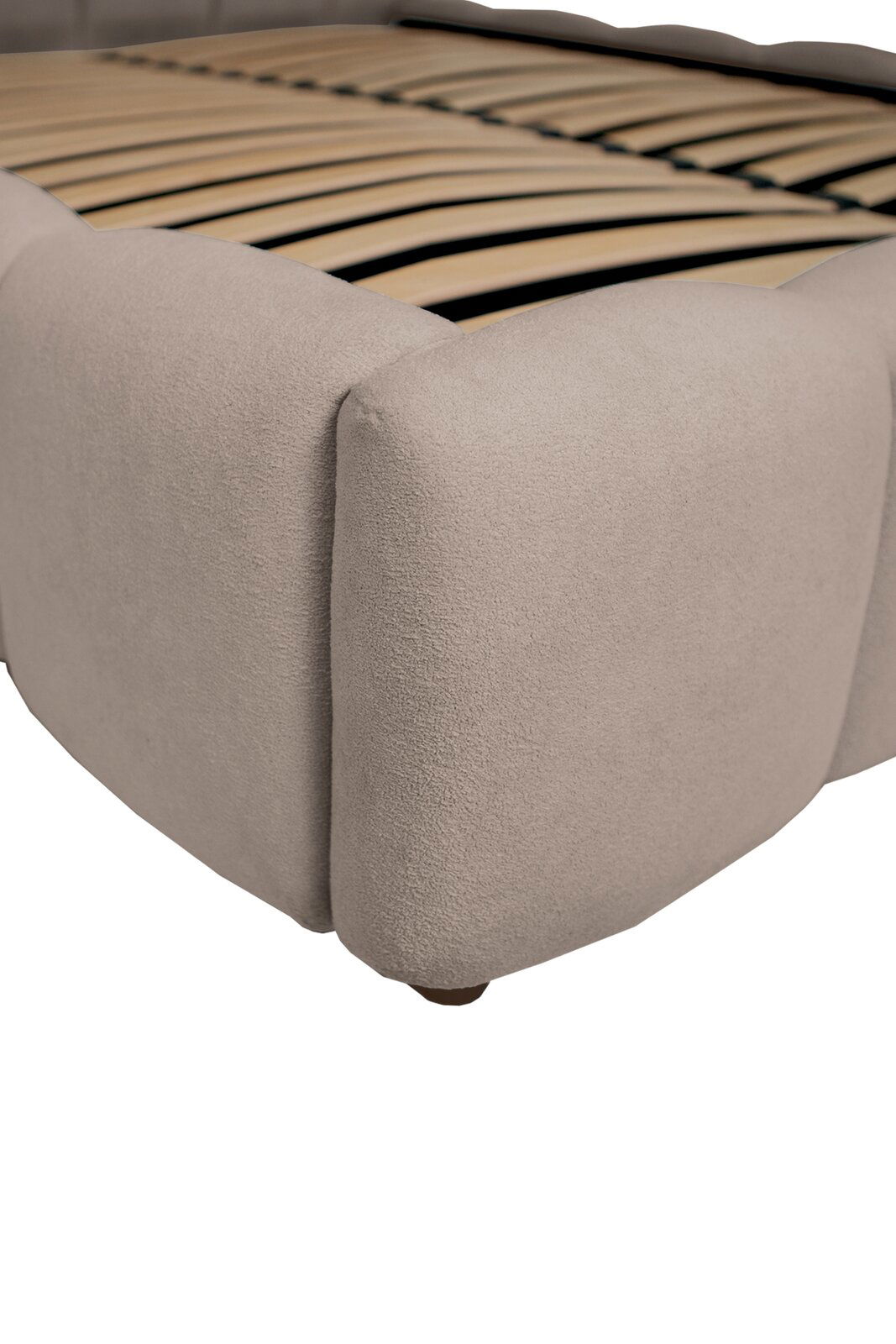 Nahaufnahme eines Polsterbettgestells in Beige mit Holzlattenrost, seitliche Perspektive