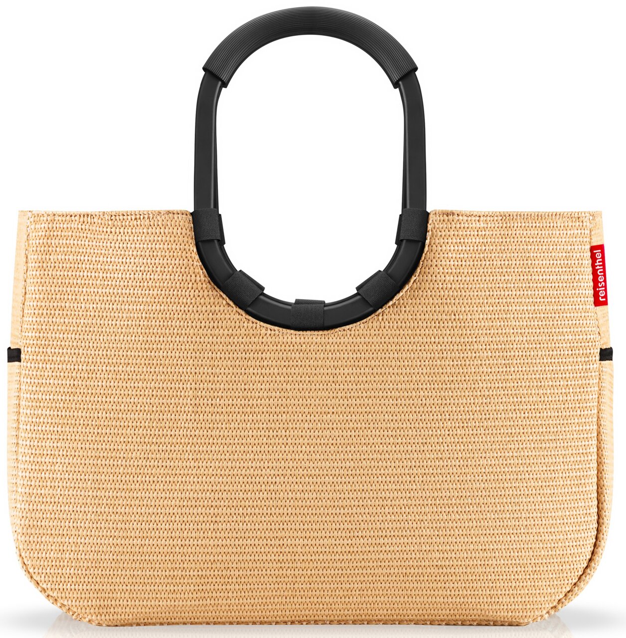 Vooraanzicht van een grote, beige gevlochten tas met zwarte, ovale handvatten en een rood merklabel.