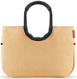 Frontale Ansicht einer großen, beige geflochtenen Tasche mit schwarzen, ovalen Griffen und einem roten Markenetikett.