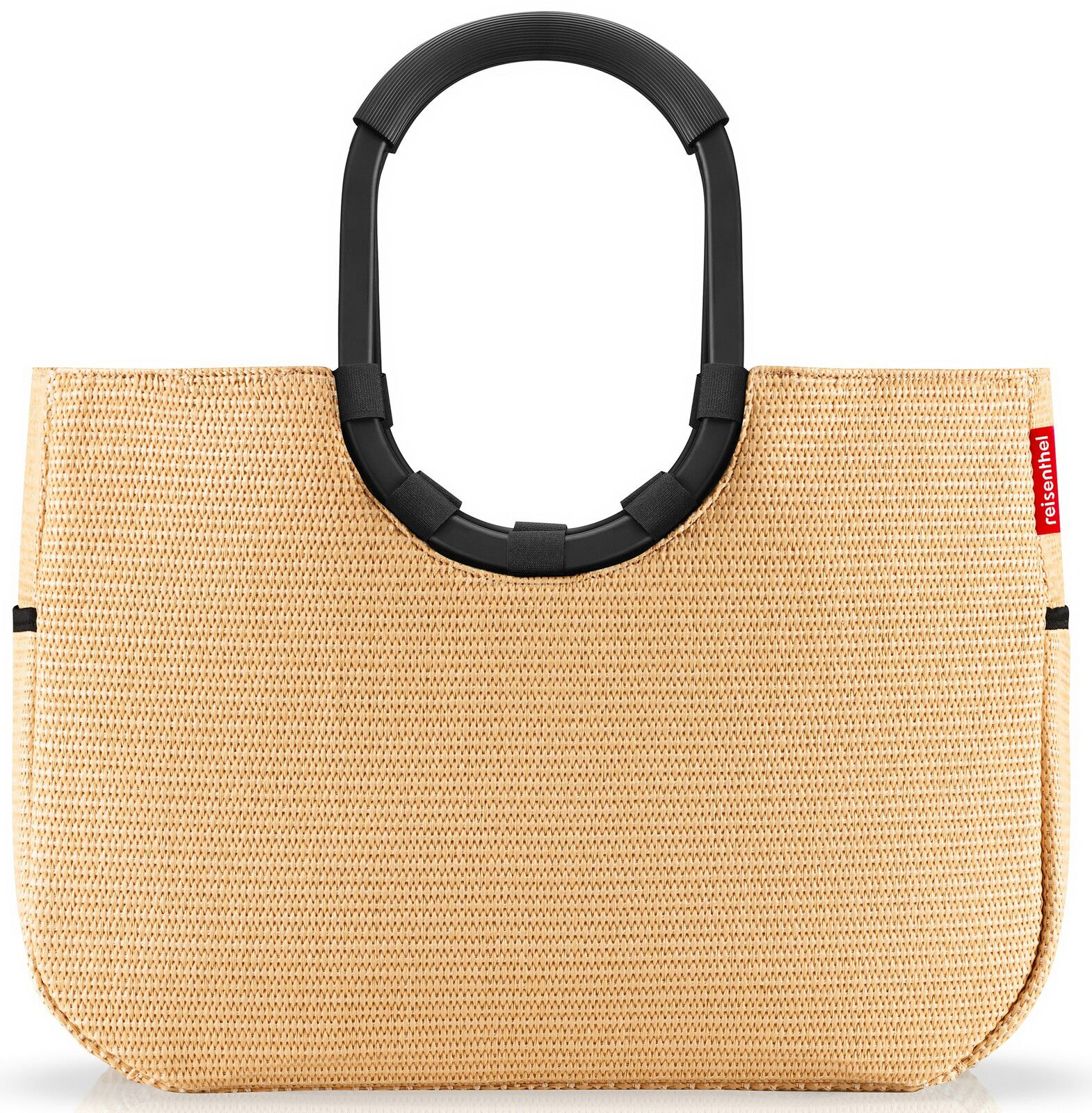 Frontale Ansicht einer großen, beige geflochtenen Tasche mit schwarzen, ovalen Griffen und einem roten Markenetikett.