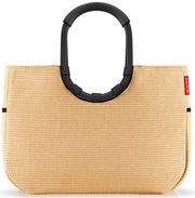 Frontale Ansicht einer großen, beige geflochtenen Tasche mit schwarzen, ovalen Griffen und einem roten Markenetikett.