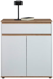 Moderne Kommode in Weiß mit Holzdetails, frontal abgebildet, mit einer schwarzen Lampe und einem Buch auf der Oberseite.