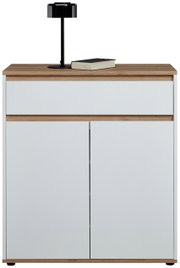 Moderne ladekast in wit met houten details, afgebeeld van voren, met een zwarte lamp en een boek op het blad.