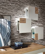 Designregal mit moderner, geometrischer Form, hängend an einer Steinwand, mit dekorativen Holzelementen und beleuchtetem Hintergrund, seitliche Perspektive.