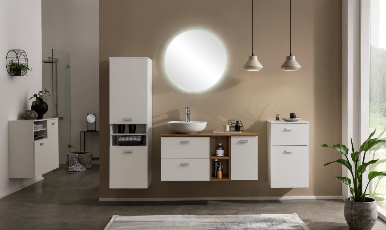 Moderner Hochschrank in einem stilvollen Badezimmer, frontal betrachtet, mit integriertem Regal für Handtücher und Accessoires.