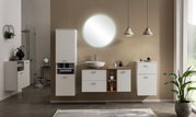 Moderner Hochschrank in einem stilvollen Badezimmer, frontal betrachtet, mit integriertem Regal für Handtücher und Accessoires.