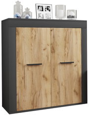 Zweitüriges Sideboard in Schwarz mit Holzoptik-Front und schwarzen Griffen, auf der Oberseite Deko, Ansicht schräg von vorn