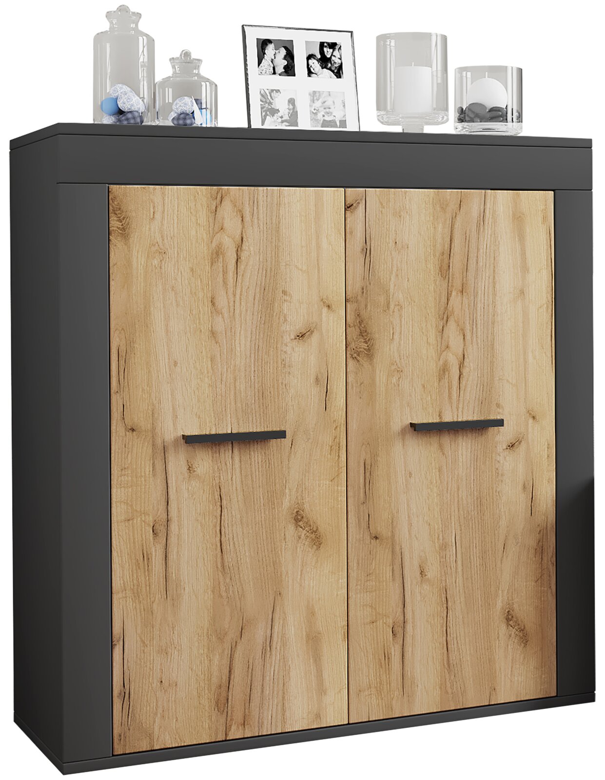 Zweitüriges Sideboard in Schwarz mit Holzoptik-Front und schwarzen Griffen, auf der Oberseite Deko, Ansicht schräg von vorn