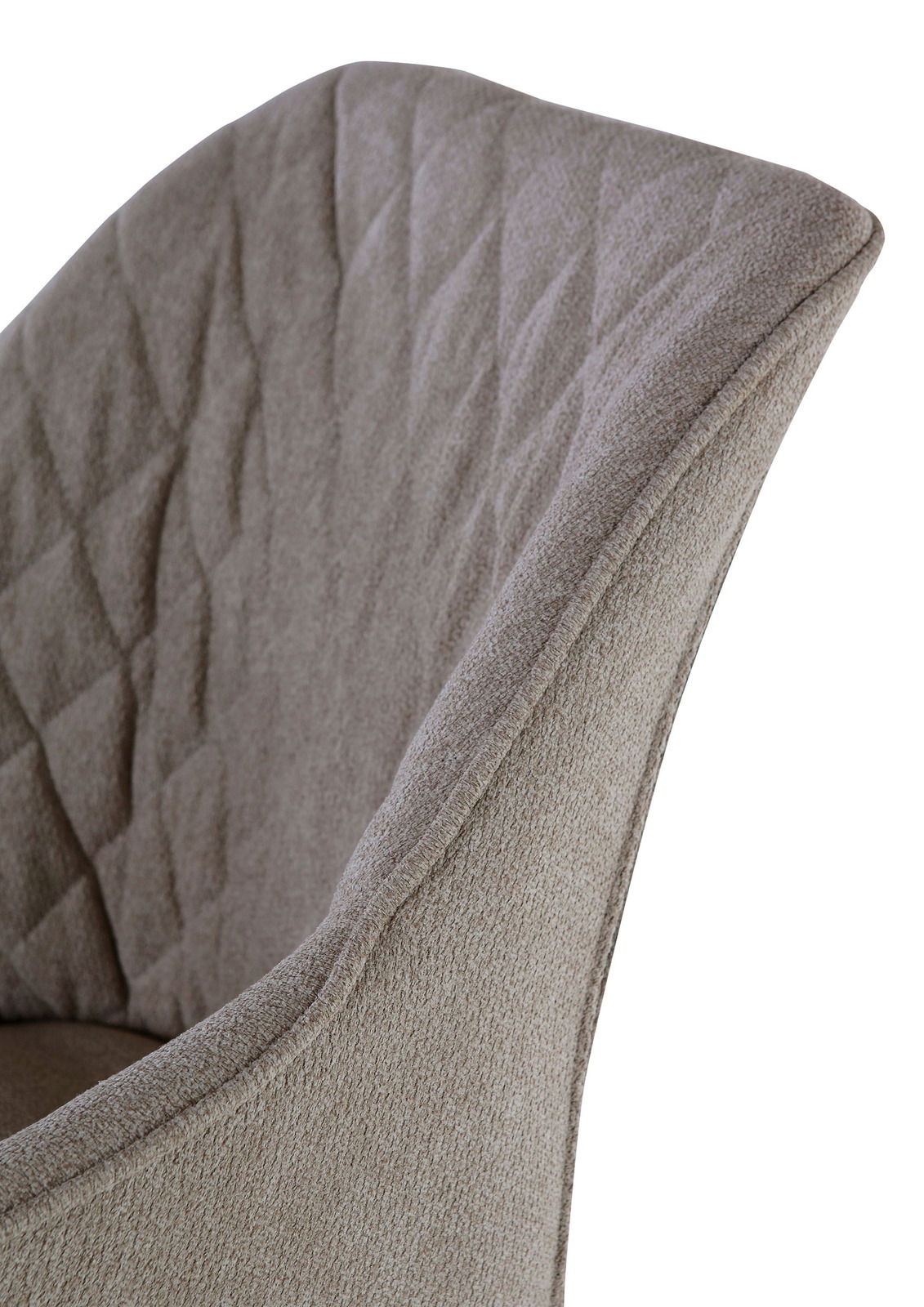 Landscape Armlehnstuhl COOL BEACH CLUB Nahaufnahme eines Armlehnstuhls mit gepolstertem, gestepptem Stoff in Beige, seitliche Perspektive.