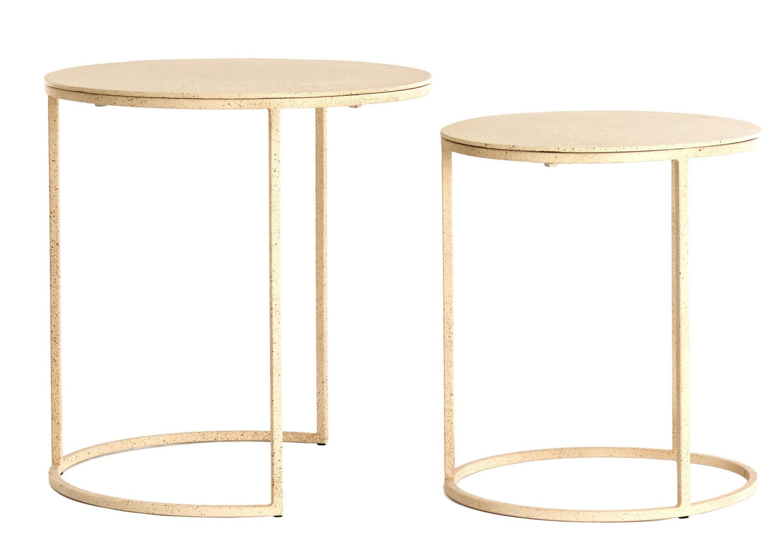 Zwei runde Beistelltische aus Metall in hellem Beige, mit schlanken Beinen und minimalistischer Gestaltung, seitliche Perspektive.
