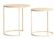 Zwei runde Beistelltische aus Metall in hellem Beige, mit schlanken Beinen und minimalistischer Gestaltung, seitliche Perspektive.