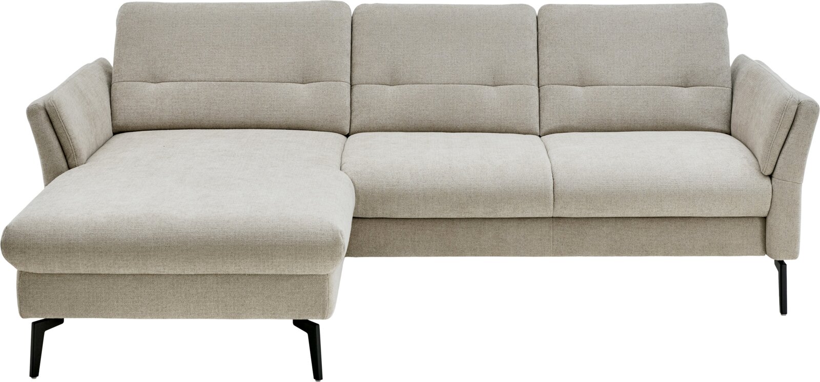 Beige stoffen hoekbank met chaise longue links, drie zit- en rugkussens, slanke zwarte poten; frontaal aanzicht.