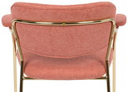 Rückansicht eines Armlehnenstuhls mit rotem Stoffbezug und goldfarbenem Metallrahmen.