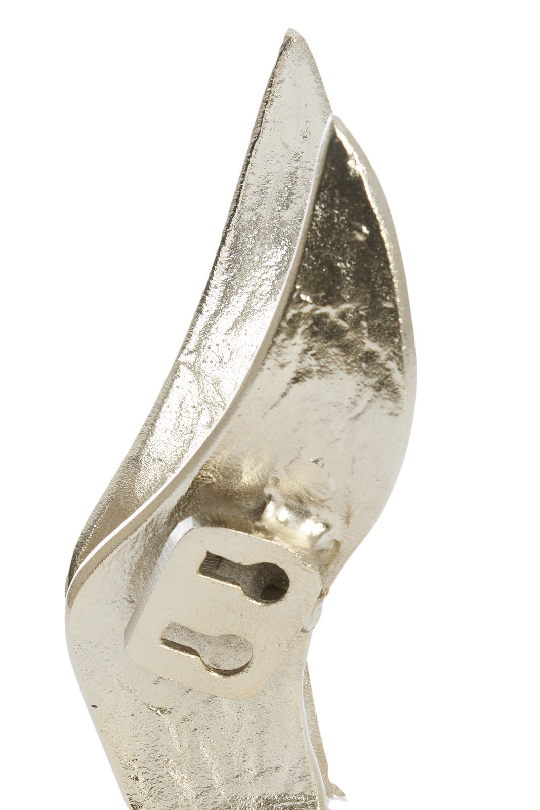 Nahaufnahme eines silbernen Ornaments mit geschwungenen Formen und glänzender Oberfläche, seitliche Perspektive.