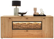 Frontale Ansicht eines modernen Sideboards aus Holz mit dekorativer Beleuchtung und Accessoires auf der Oberseite.