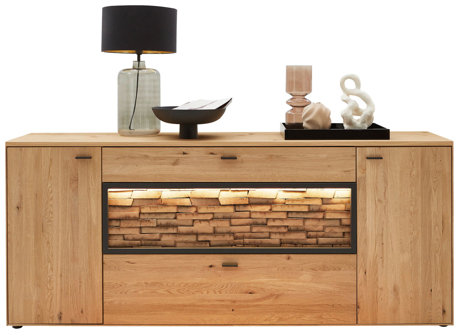 Frontale Ansicht eines modernen Sideboards aus Holz mit dekorativer Beleuchtung und Accessoires auf der Oberseite.