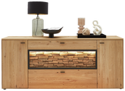 Frontale Ansicht eines modernen Sideboards aus Holz mit dekorativer Beleuchtung und Accessoires auf der Oberseite.