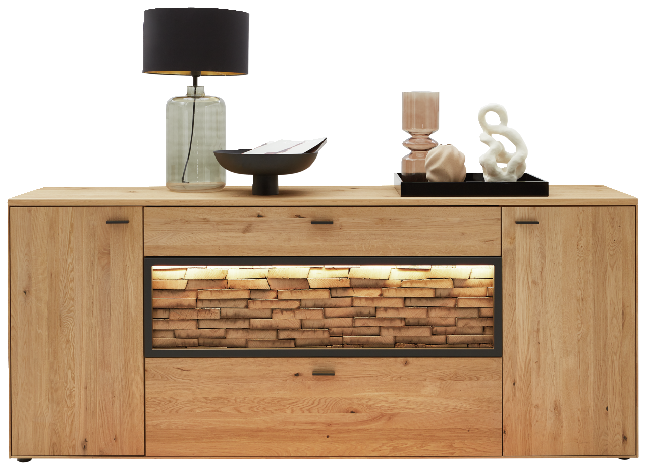 Frontale Ansicht eines modernen Sideboards aus Holz mit dekorativer Beleuchtung und Accessoires auf der Oberseite.