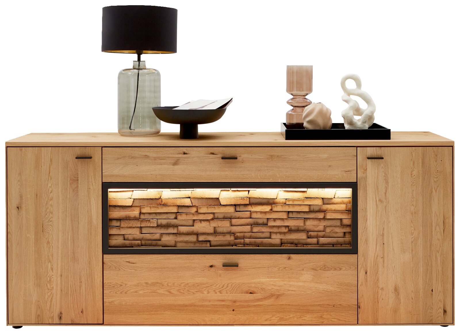 Valnatura Dressoir VALS Frontale Ansicht eines modernen Sideboards aus Holz mit dekorativer Beleuchtung und Accessoires auf der Oberseite.