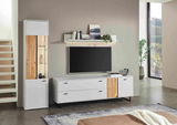Moderne Wohnzimmer-Vitrine in Weiß mit Holzelementen, links im Bild, neben einem TV-Schrank. Frontale Perspektive.