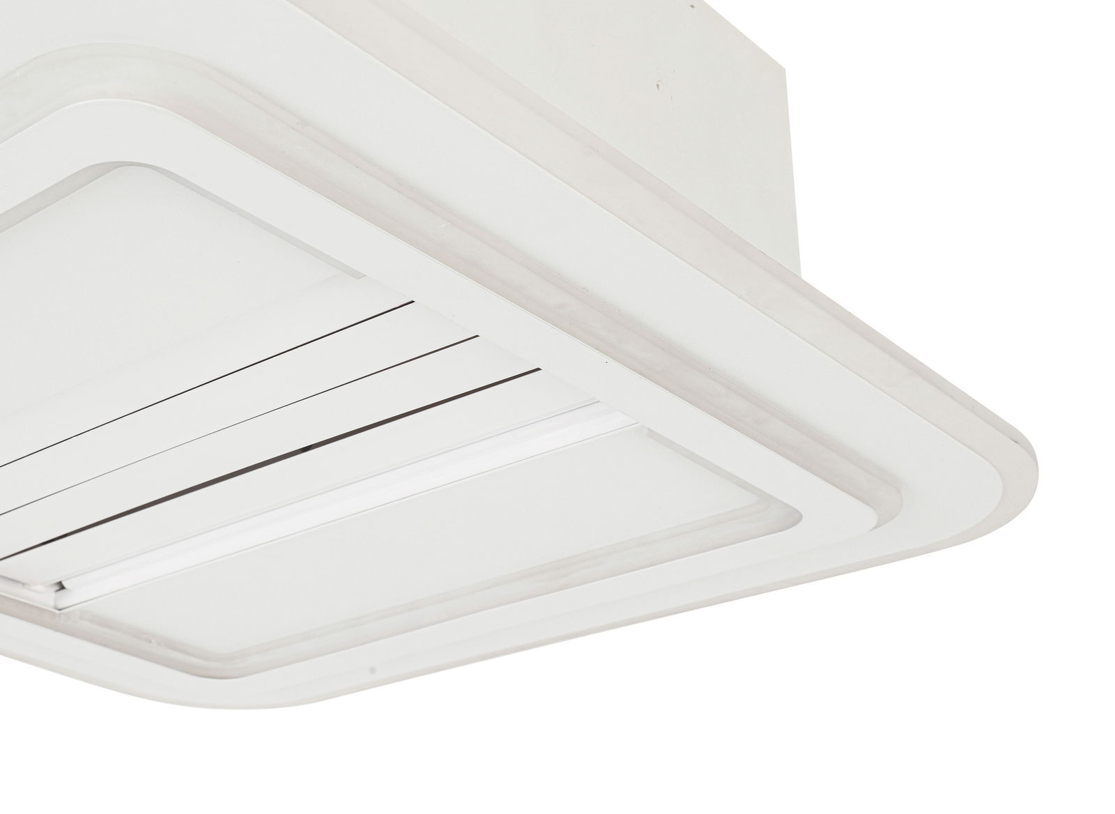 Moderner Deckenventilator in Weiß, von unten betrachtet, mit rechteckigem Design und klaren Linien.