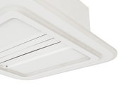 Moderner Deckenventilator in Weiß, von unten betrachtet, mit rechteckigem Design und klaren Linien.