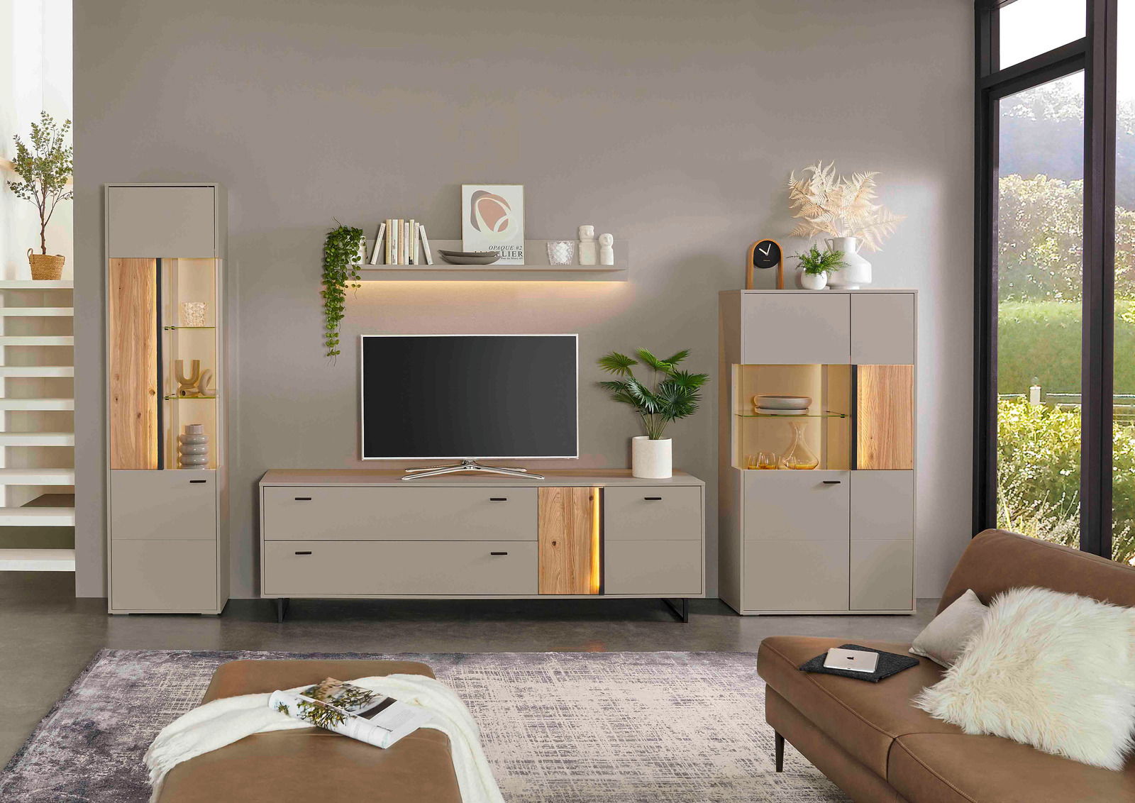 Moderne Wohnzimmermöbel mit Vitrine, TV-Lowboard und Wandboard in einer stilvollen Einrichtung, frontale Perspektive