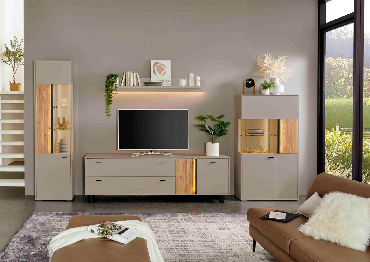 Moderne Wohnzimmermöbel mit Vitrine, TV-Lowboard und Wandboard in einer stilvollen Einrichtung, frontale Perspektive