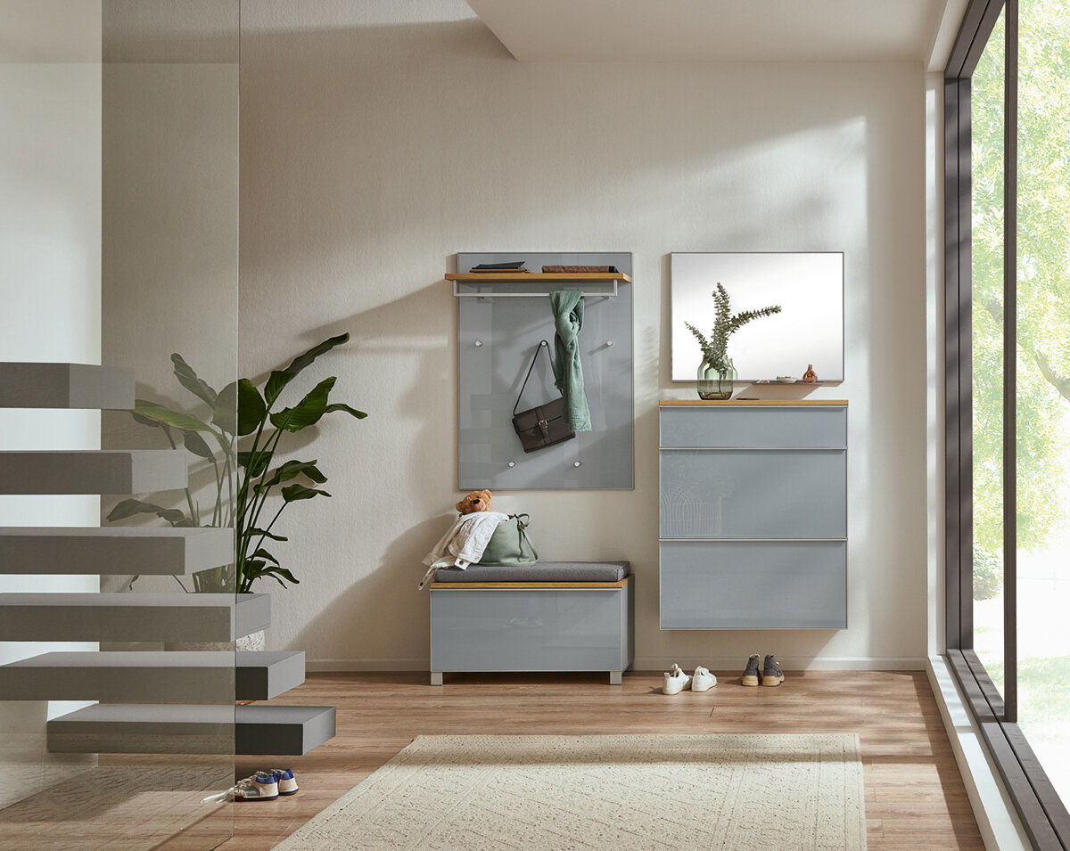 VOSS Spiegel VORTINA Moderne Garderobeneinrichtung mit Hängeschuhschrank, Garderobenbank und Spiegel in einem hellen Raum mit Blick auf eine große Fensterfront.