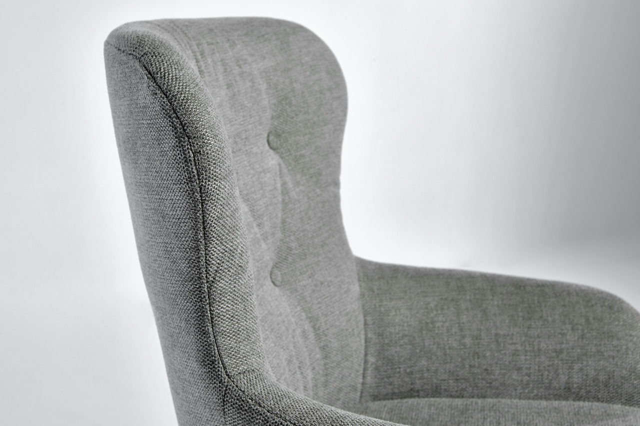Grauer Stoffstuhl in Nahaufnahme, seitliche Perspektive auf die Rückenlehne
