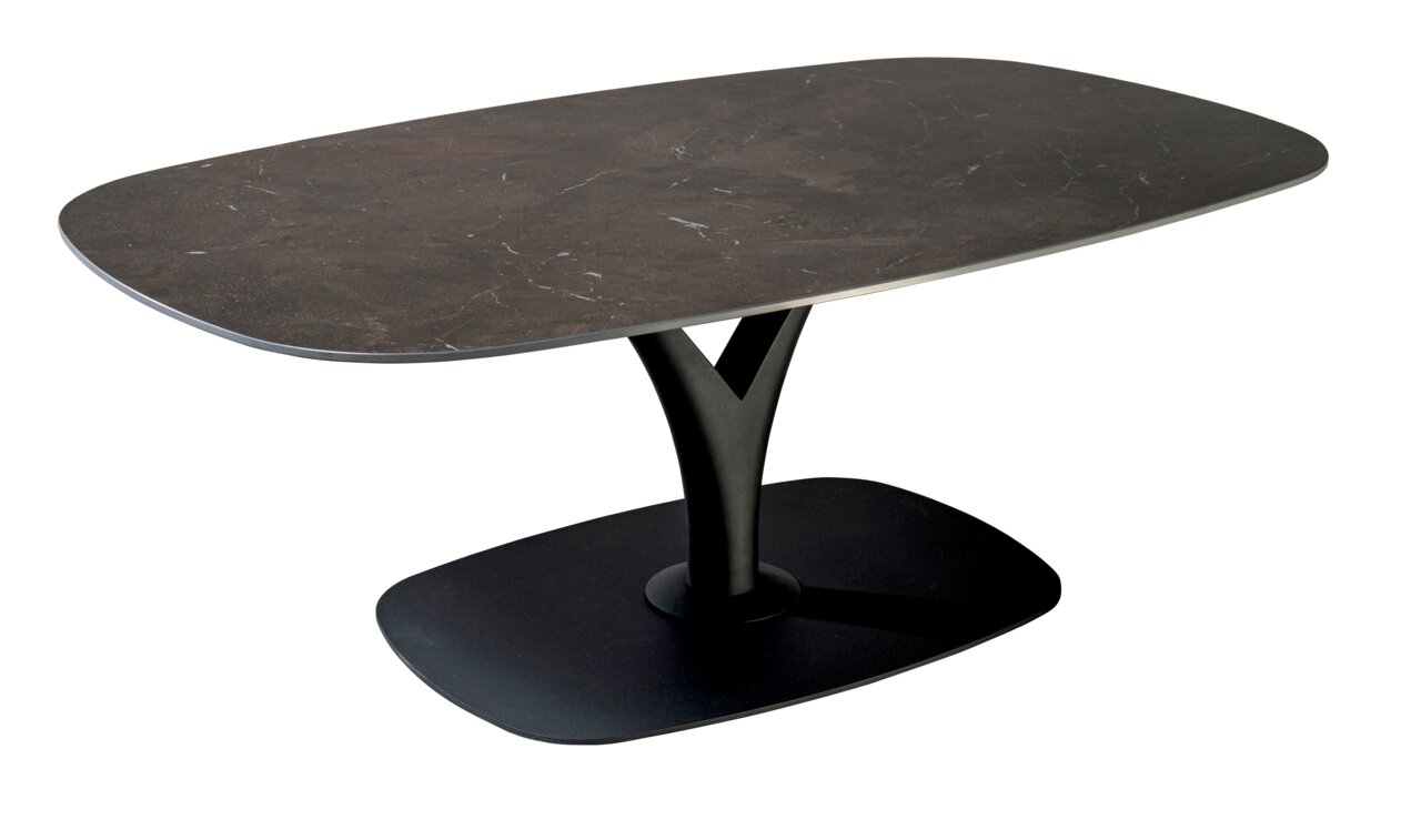 Moderner Couchtisch mit dunkler, rechteckiger Tischplatte und elegantem, schwarzem Standfuß, seitliche Perspektive