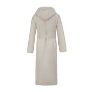 Rückansicht eines cremefarbenen Kapuzenbademantels in Größe XL mit Gürtel.