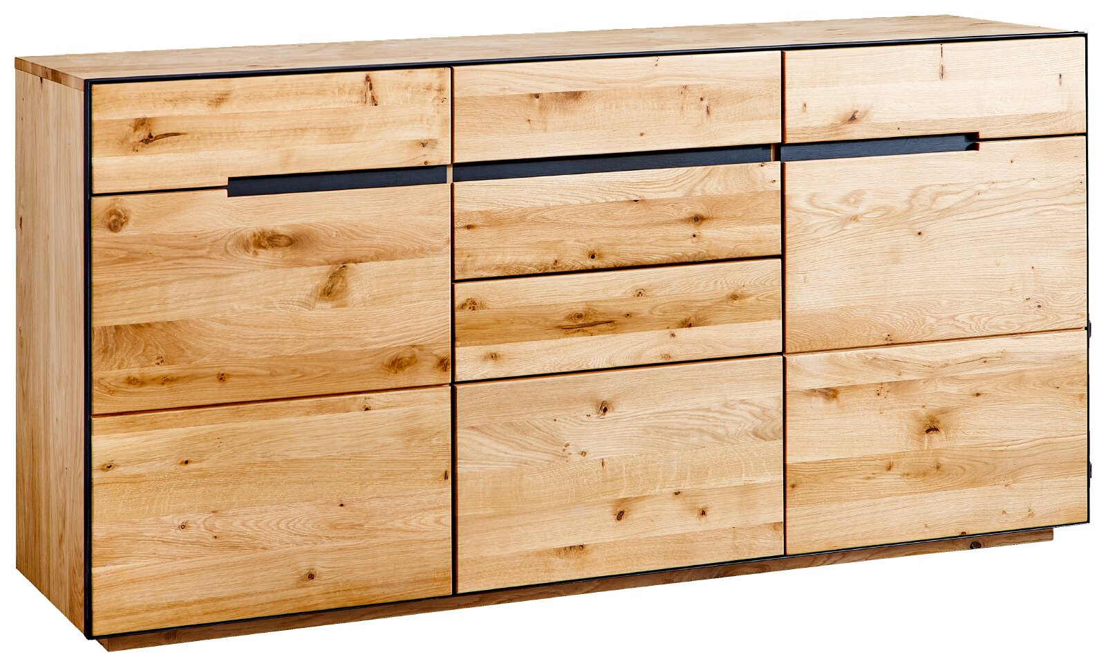 Houten ladekast/commode van massief eiken met natuurlijke nerf en noesten, zwarte greeplijst en modern design, schuin van voren gefotografeerd (driekwartaanzicht).