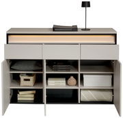 Modernes Sideboard mit offenen Türen, zeigt Regale mit Büchern, Kissen und Dekorationen, aus frontaler Perspektive.