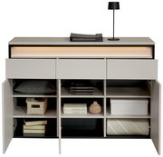 Modernes Sideboard mit offenen Türen, zeigt Regale mit Büchern, Kissen und Dekorationen, aus frontaler Perspektive.